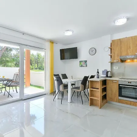 Crowonder Cascada With Jacuzzi - S1 Vila Starigrad Paklenica